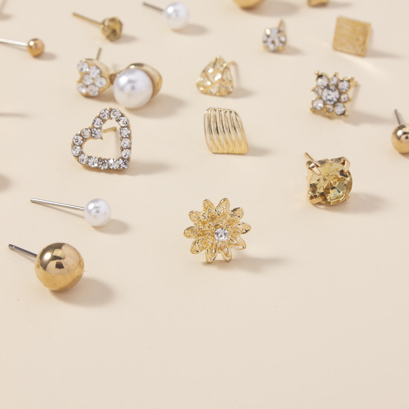 Un ensemble de 30 paires de boucles d'oreilles élégantes en alliage, en forme de cœur, ornées de fausses pierres précieuses et de lettres. (Style Or et/ou Argent)