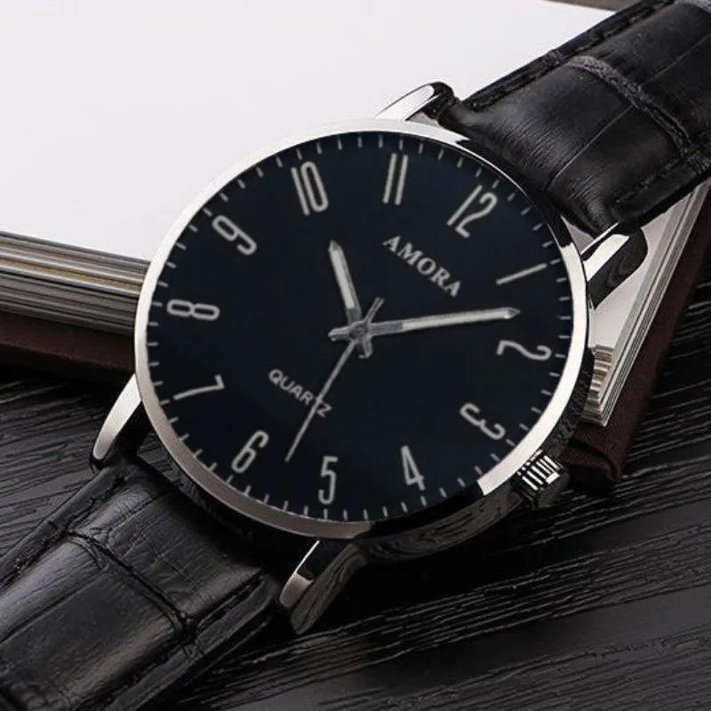 Montre homme élégante et décontractée à quartz, bracelet en acier, argentée, style masculin.