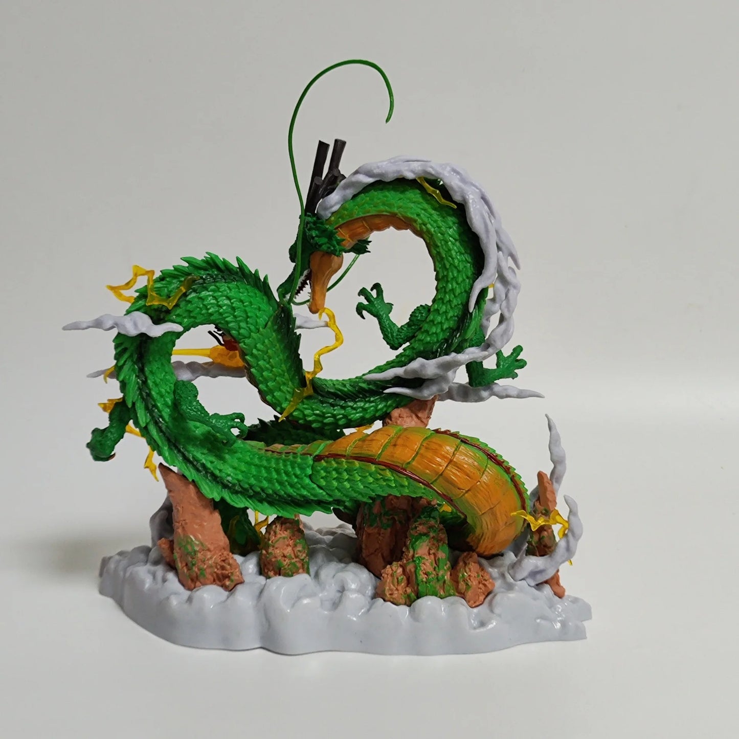 Figurine de 24 cm Dragon Ball, représentant Shenron et Goku. Figurine de collection.
