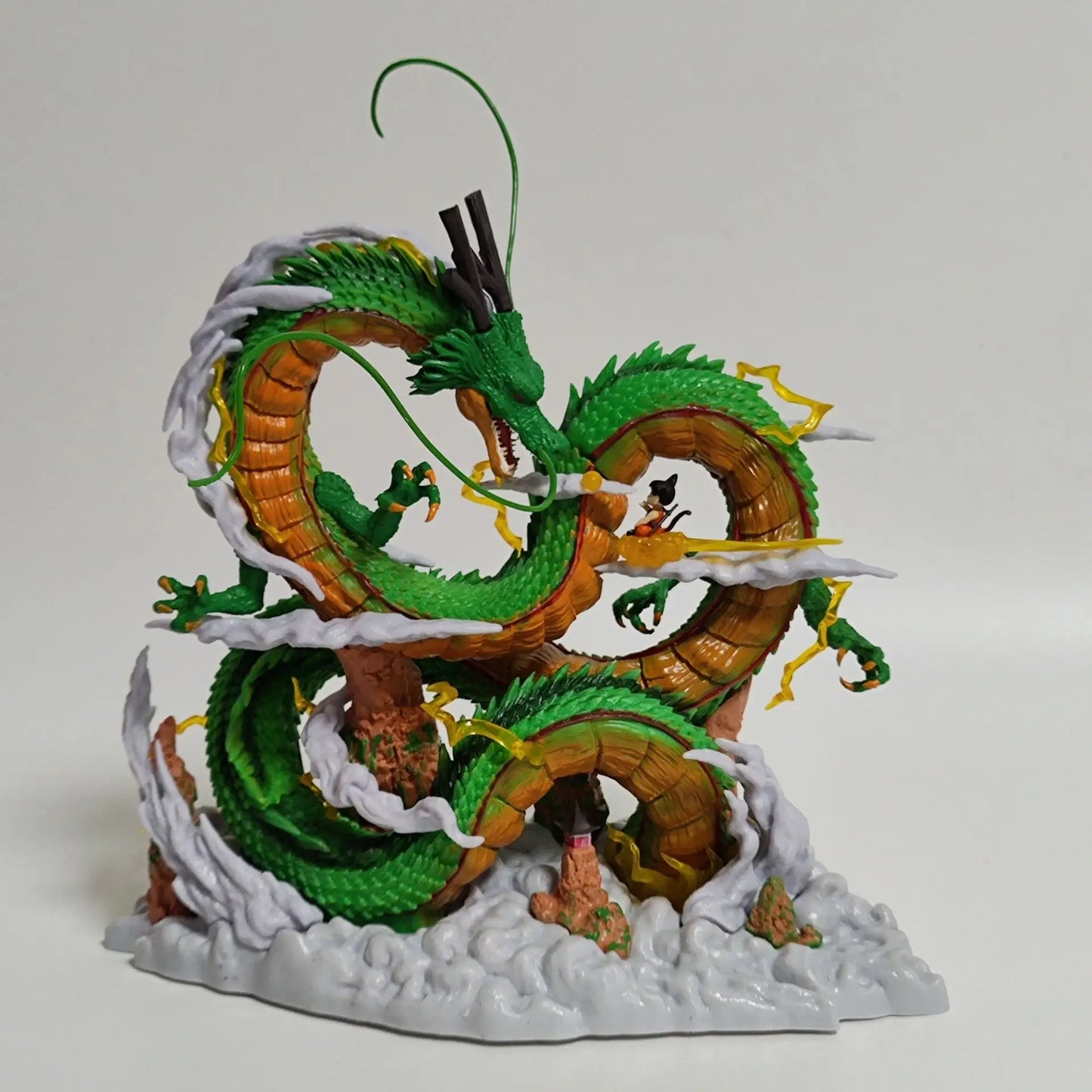 Figurine de 24 cm Dragon Ball, représentant Shenron et Goku. Figurine de collection.