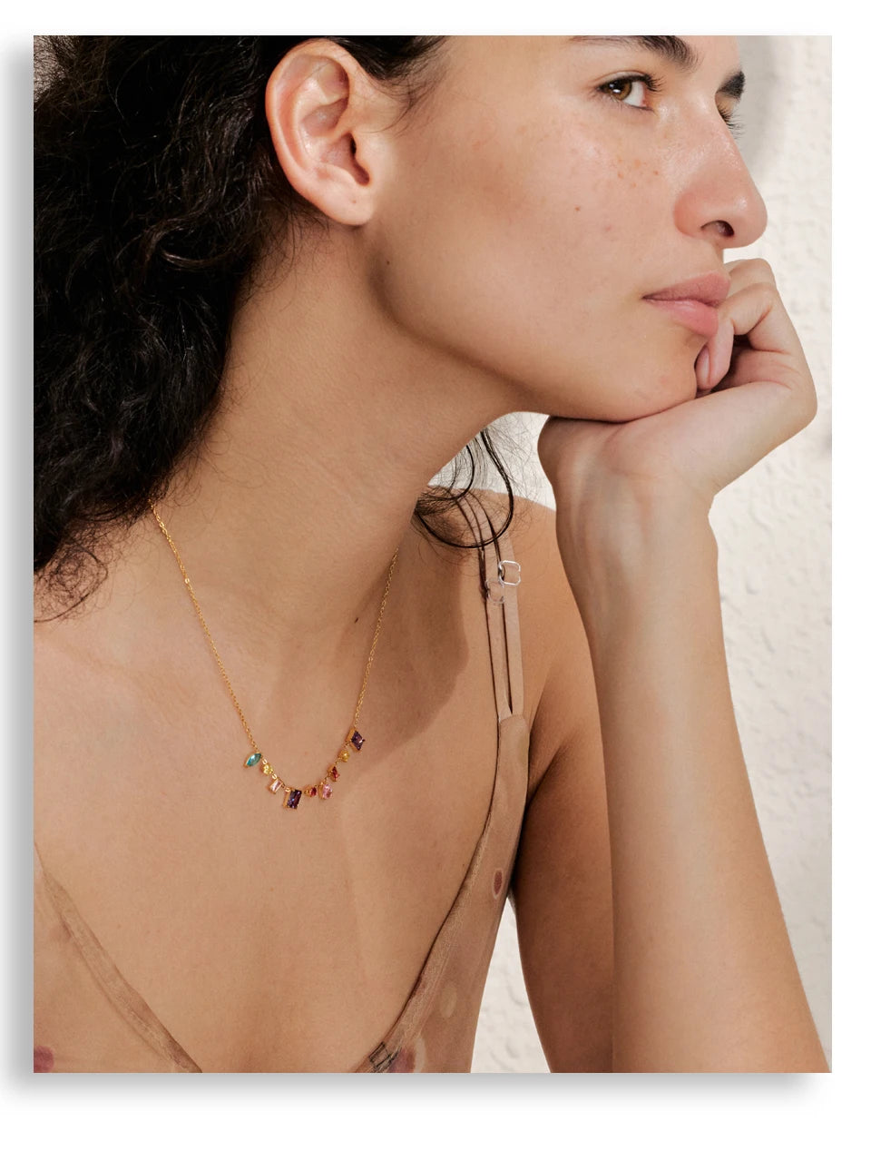 Collier pendentif plaqué or, coloré ou blanc et délicat orné de zircones cubiques, inoxydable de haute qualité, bijou tendance et raffiné. Un cadeau exquis.