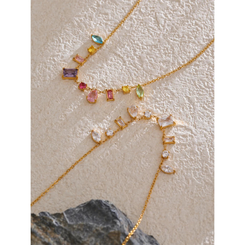 Collier pendentif plaqué or, coloré ou blanc et délicat orné de zircones cubiques, inoxydable de haute qualité, bijou tendance et raffiné. Un cadeau exquis.