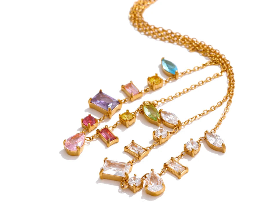 Collier pendentif plaqué or, coloré ou blanc et délicat orné de zircones cubiques, inoxydable de haute qualité, bijou tendance et raffiné. Un cadeau exquis.