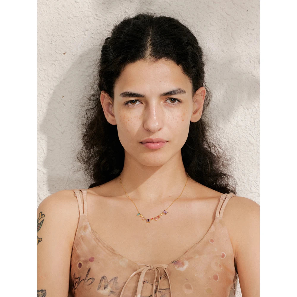 Collier pendentif plaqué or, coloré ou blanc et délicat orné de zircones cubiques, inoxydable de haute qualité, bijou tendance et raffiné. Un cadeau exquis.