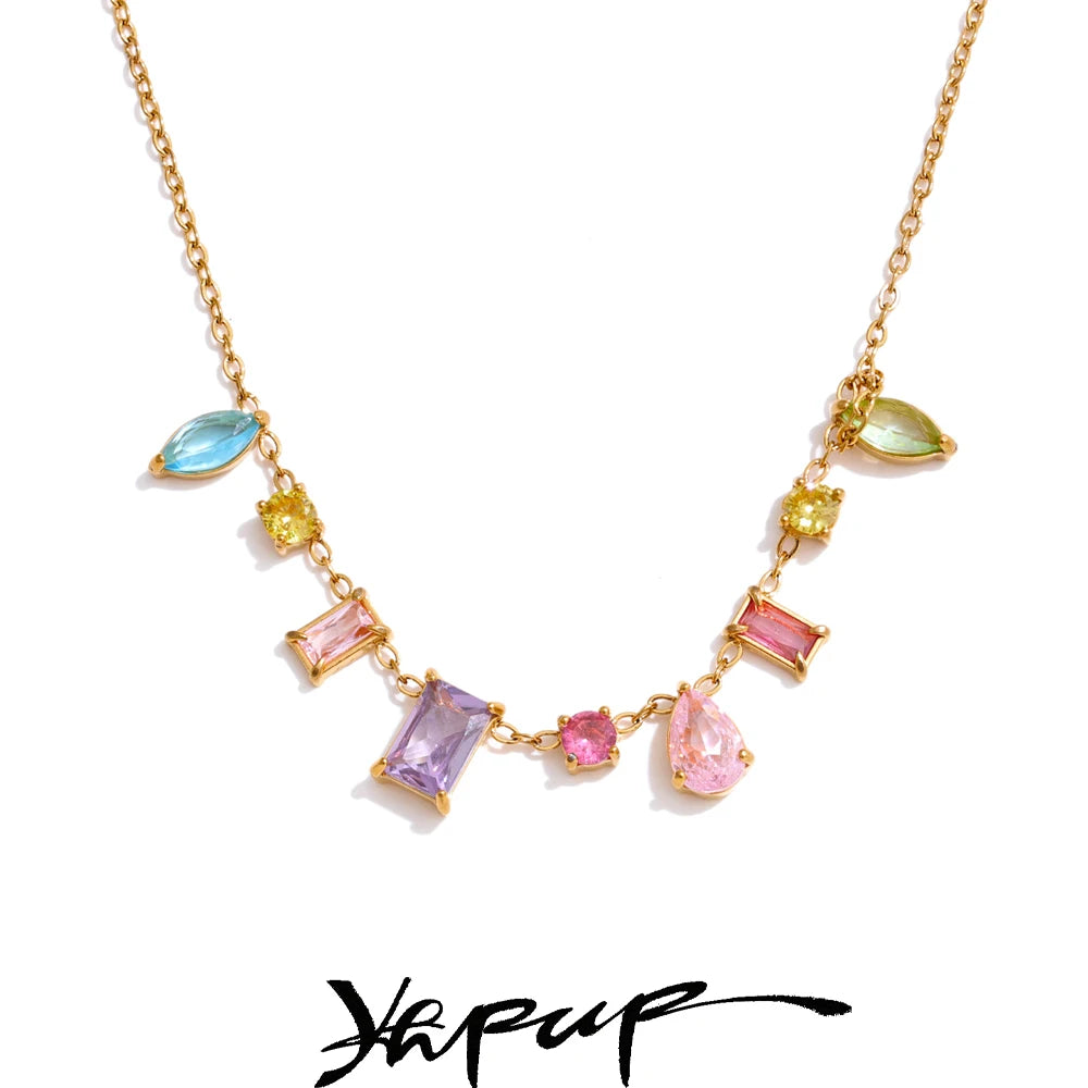 Collier pendentif plaqué or, coloré ou blanc et délicat orné de zircones cubiques, inoxydable de haute qualité, bijou tendance et raffiné. Un cadeau exquis.