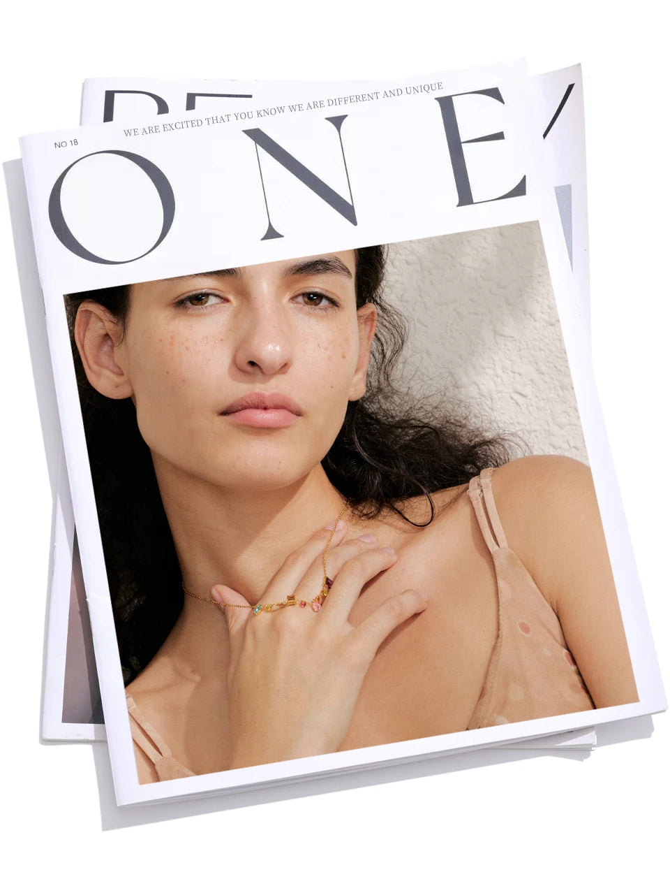 Collier pendentif plaqué or, coloré ou blanc et délicat orné de zircones cubiques, inoxydable de haute qualité, bijou tendance et raffiné. Un cadeau exquis.