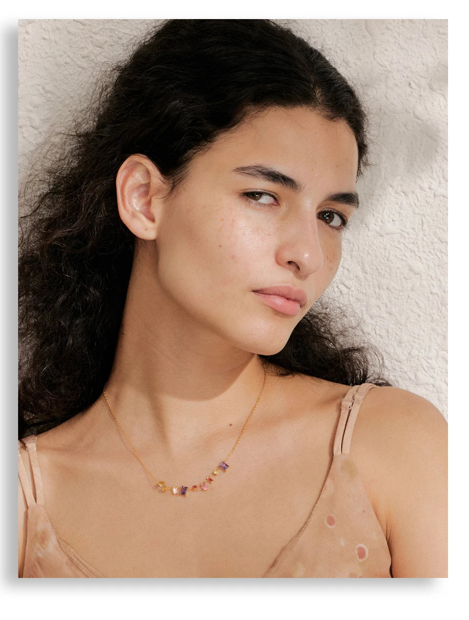 Collier pendentif plaqué or, coloré ou blanc et délicat orné de zircones cubiques, inoxydable de haute qualité, bijou tendance et raffiné. Un cadeau exquis.