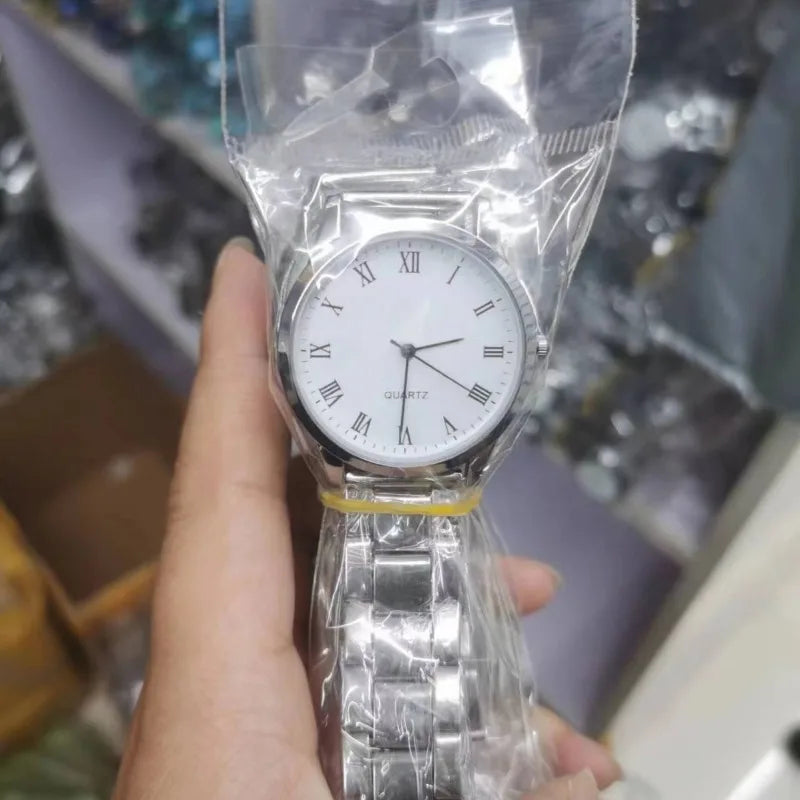 Montre homme élégante et décontractée à quartz, bracelet en acier, argentée, style masculin.