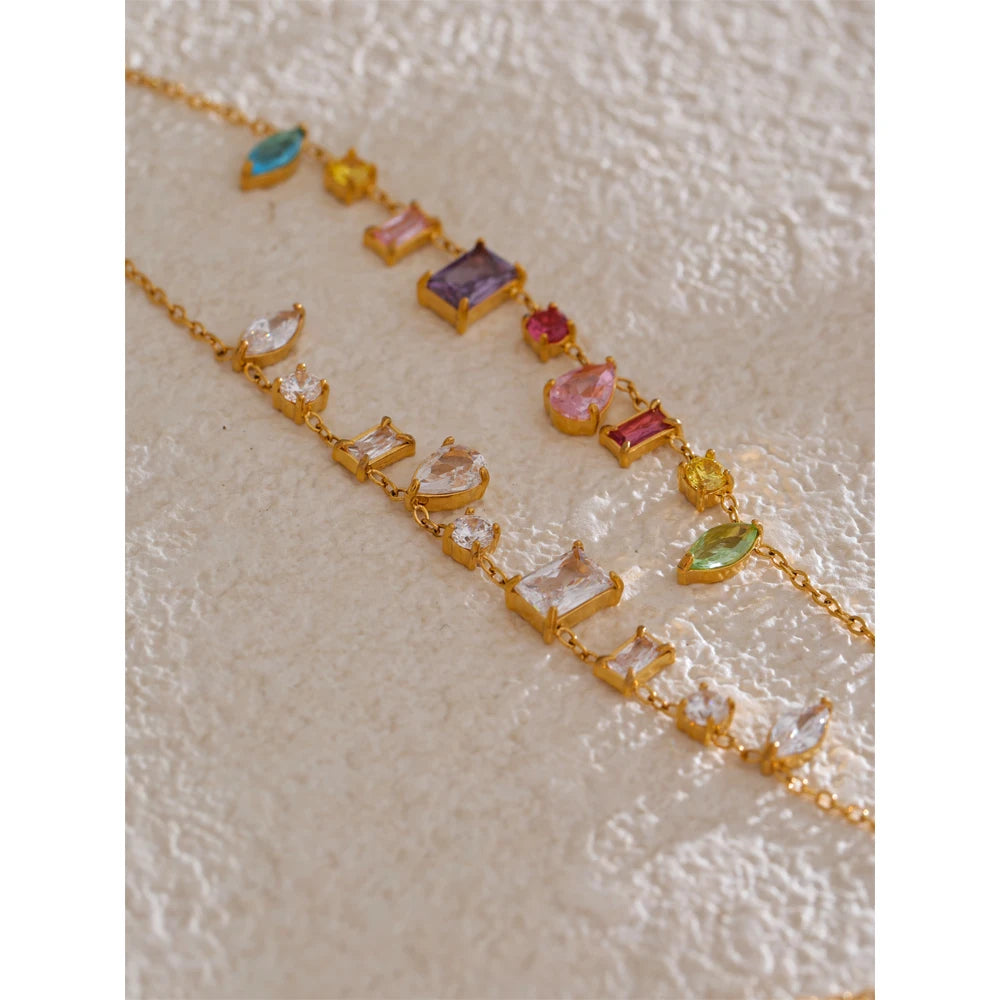 Collier pendentif plaqué or, coloré ou blanc et délicat orné de zircones cubiques, inoxydable de haute qualité, bijou tendance et raffiné. Un cadeau exquis.