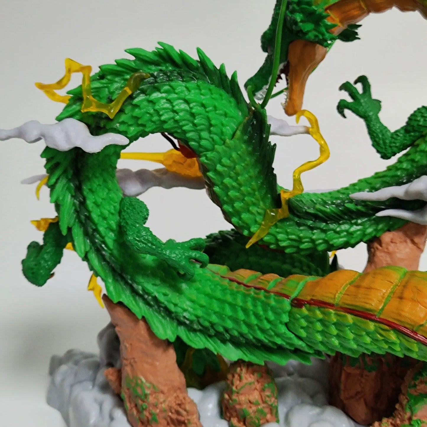 Figurine de 24 cm Dragon Ball, représentant Shenron et Goku. Figurine de collection.