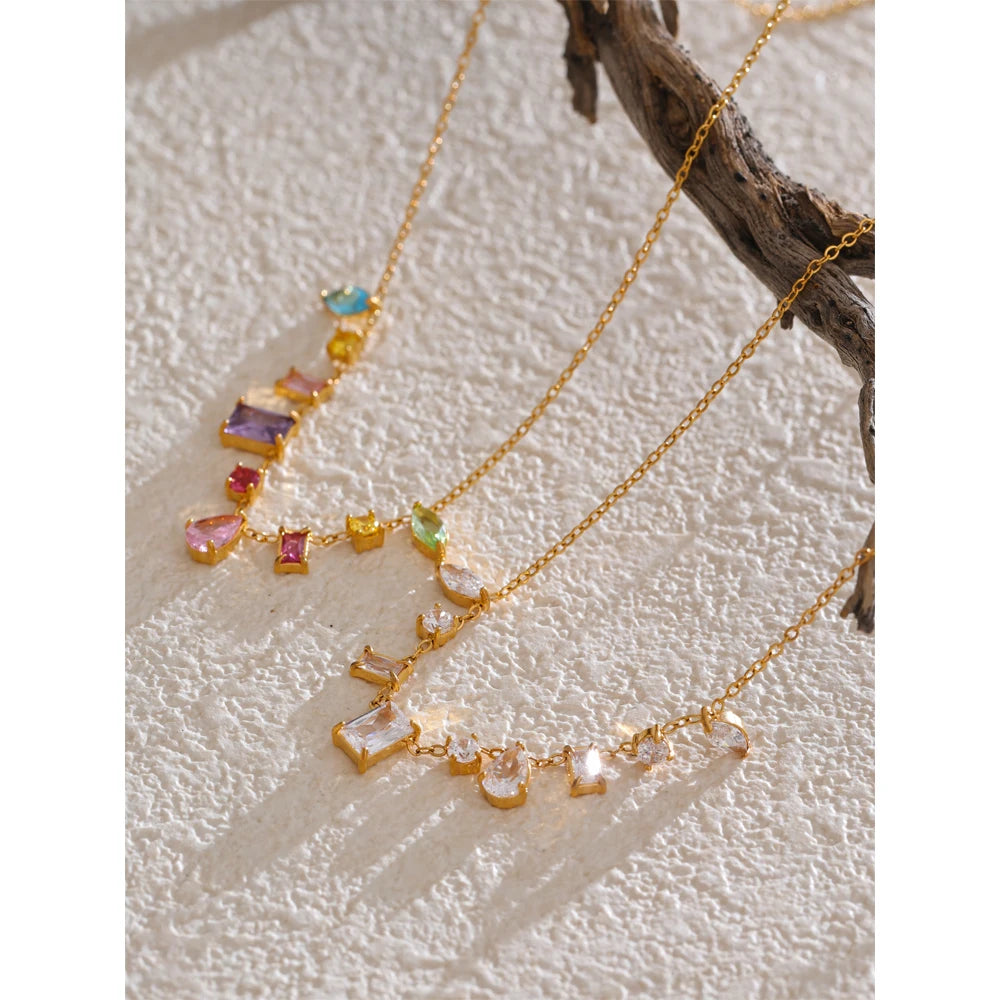 Collier pendentif plaqué or, coloré ou blanc et délicat orné de zircones cubiques, inoxydable de haute qualité, bijou tendance et raffiné. Un cadeau exquis.