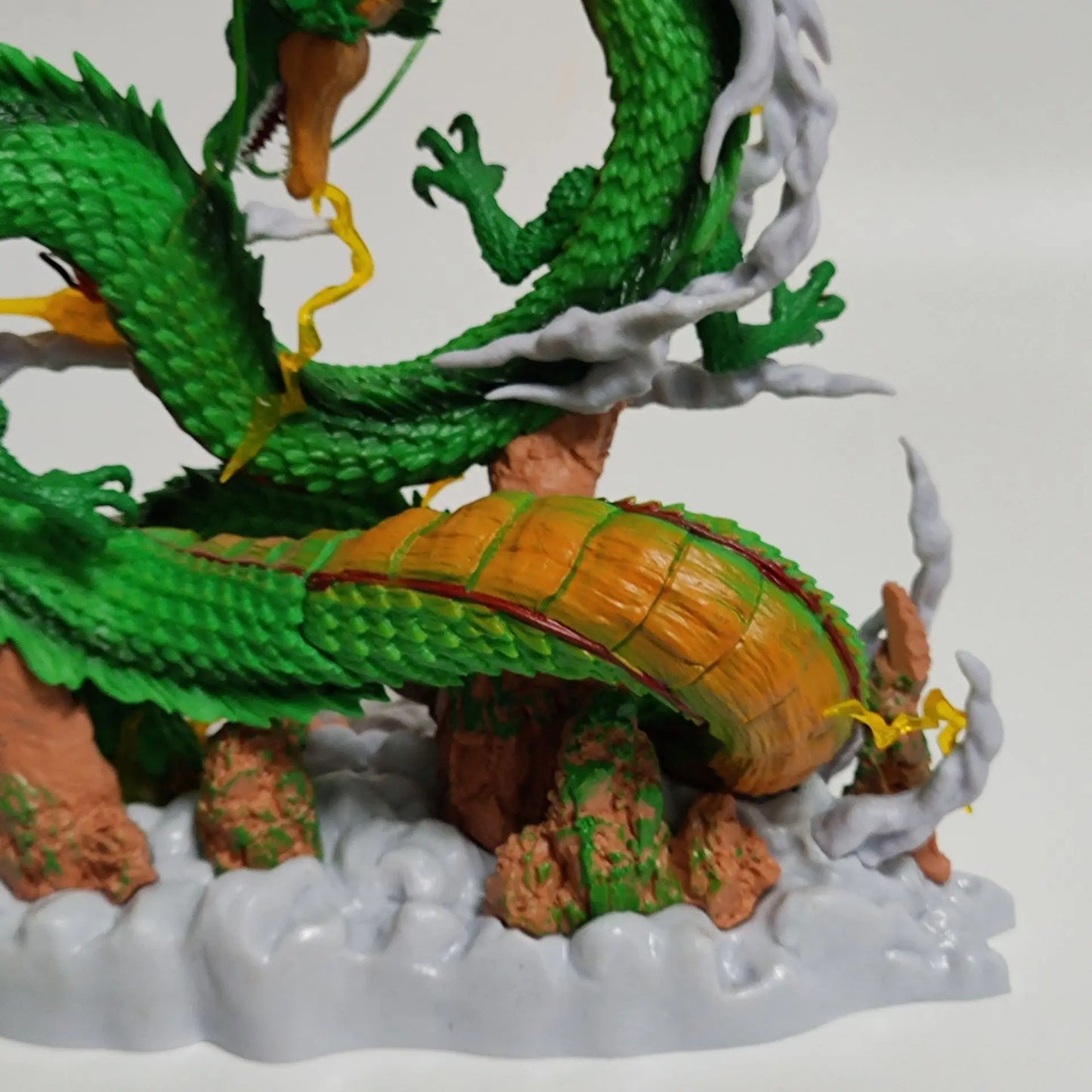 Figurine de 24 cm Dragon Ball, représentant Shenron et Goku. Figurine de collection.